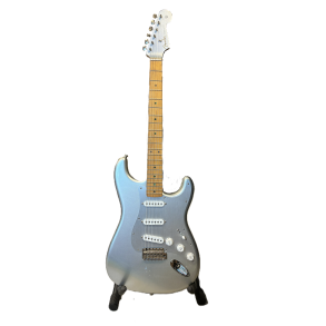 (BRUGT) Fender H.E.R. Stratocaster Maple Fingerboard - Chrome Glow 2020